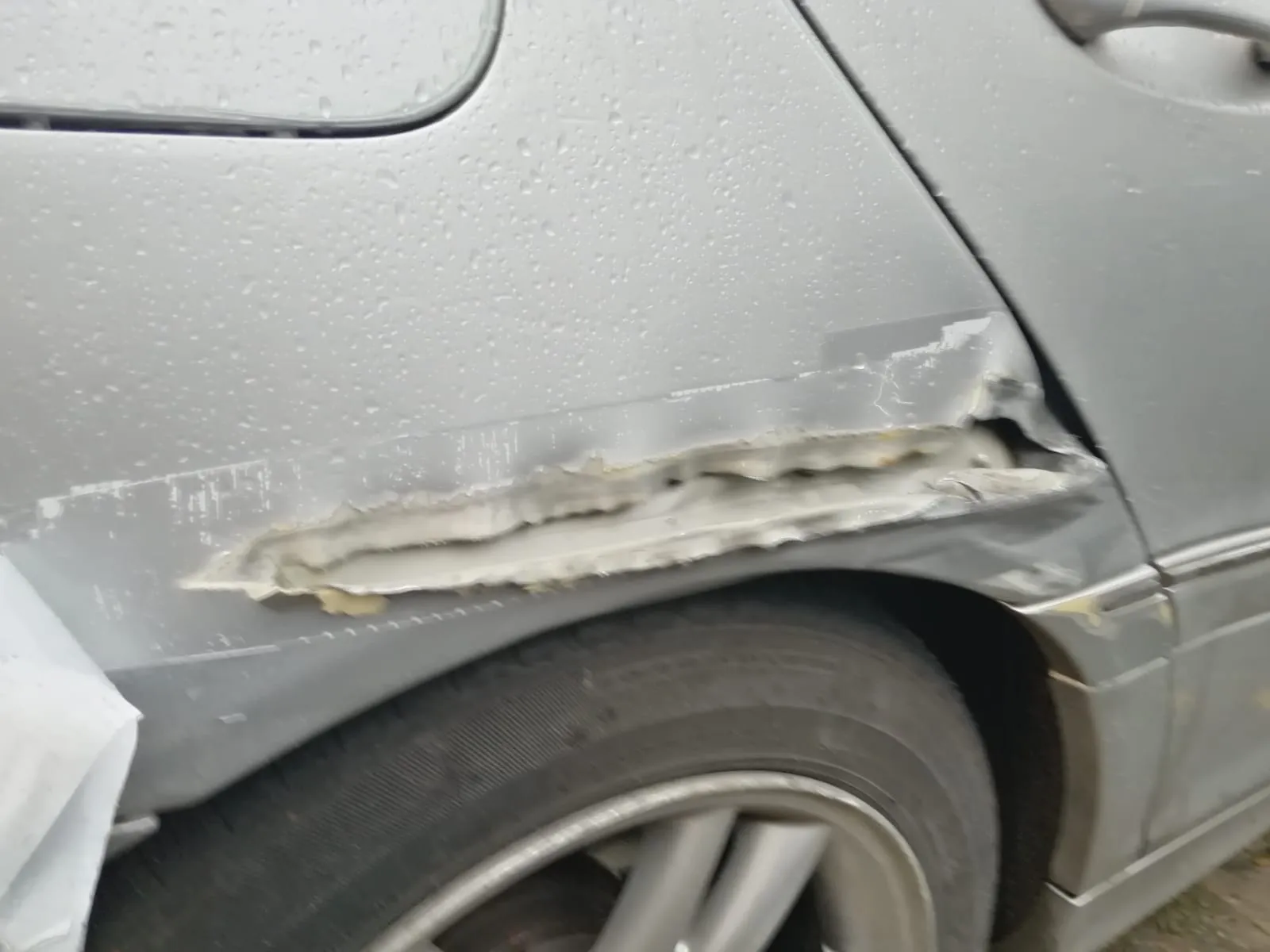 Fahrzeug vor der Lackierung in der Werkstatt