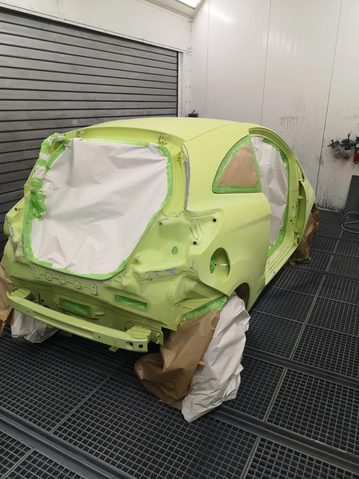 Detailaufnahme eines Karosserieschadens vor der Instandsetzung